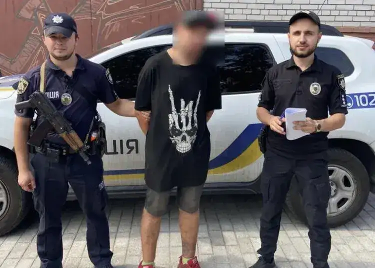 Невідомі у Дніпрі напали на чоловіка, побили та пограбували його