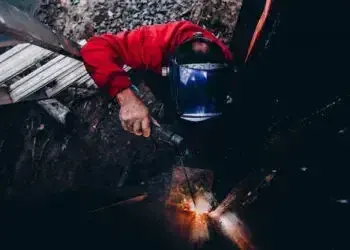 Вибір спецодягу зварника: які матеріали найкраще захищають