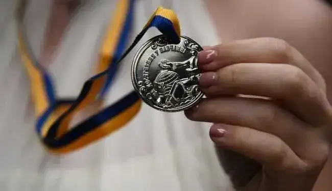 В українських школах хочуть скасувати золоті та срібні медалі, бо це дорого