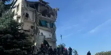 Росіяни вдарили по криворізькому управлінню поліції - люди опинилися під завалами