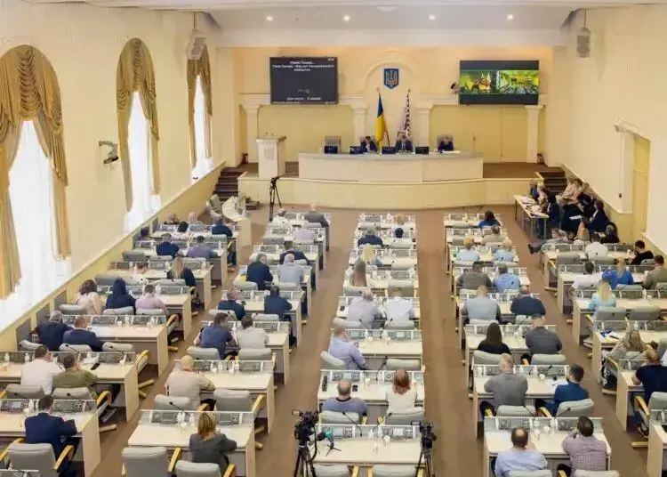 Шкільні автобуси, реконструкція лікарні, укриття, допомога військовим - куди Дніпропетропетровська облрала виділила кошти?