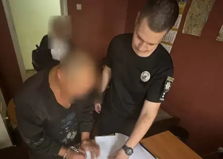 Дніпрянин чіплявся до людей на вулиці та порізав 17-річного хлопця