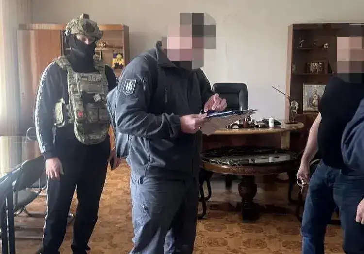 Мер та секретар міськради на Дніпропетровщині вимагали гроші від підприємця, який хотів надати житло переселенцям