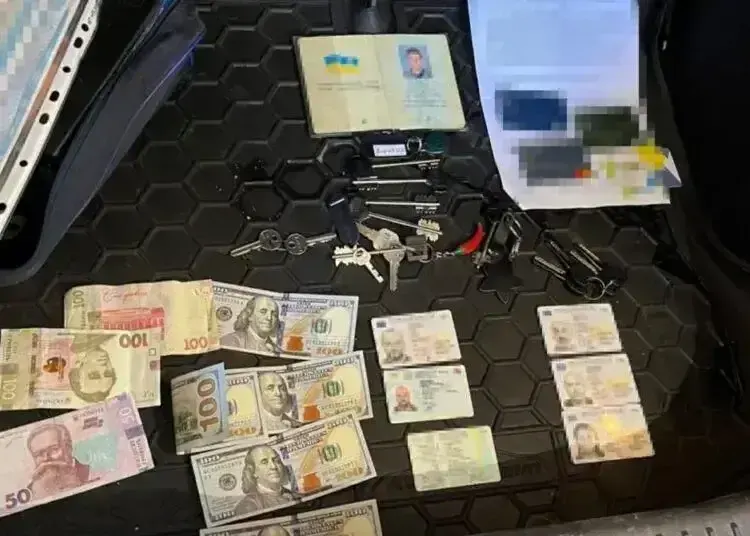 Дніпрянина протягом місяця утримували, били та знущалися, щоб він переписав квартиру на злочинців