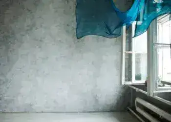 У Кам'янському з третього поверху вистрибнула 14-річна дівчинка