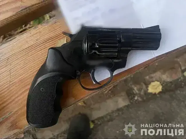 Чоловік тричі вистрелив у сусіда через конфлікт