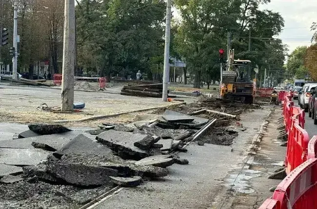 У Дніпрі розпочали ремонт аварійного переїзду на Лесі Українки