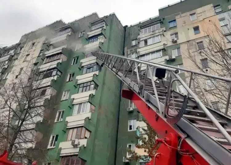 На Дніпропетровщині з палаючої квартири врятували підлітка