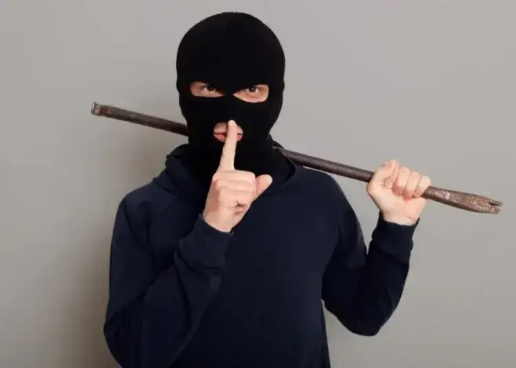 До мешканця Кам'янського вломилися невідомі у масках та побили його