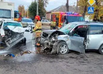 Страшна аварія на Дніпропетровщині: люди застрягли в машинах, один водій загинув