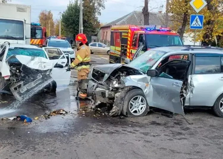 Страшна аварія на Дніпропетровщині: люди застрягли в машинах, один водій загинув