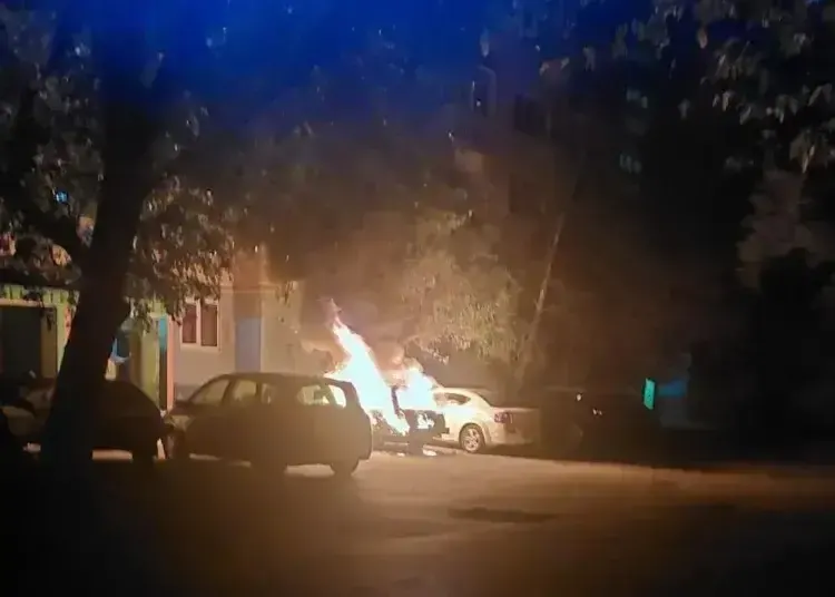 У Кам'янському жінка образилася на знайомого та спалила його авто