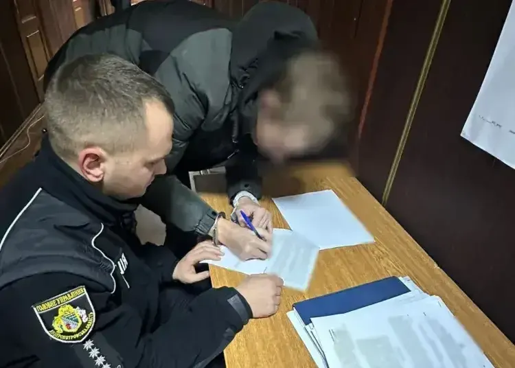 На Дніпропетровщині чоловік погрожував підірвати гранатою власну дружину