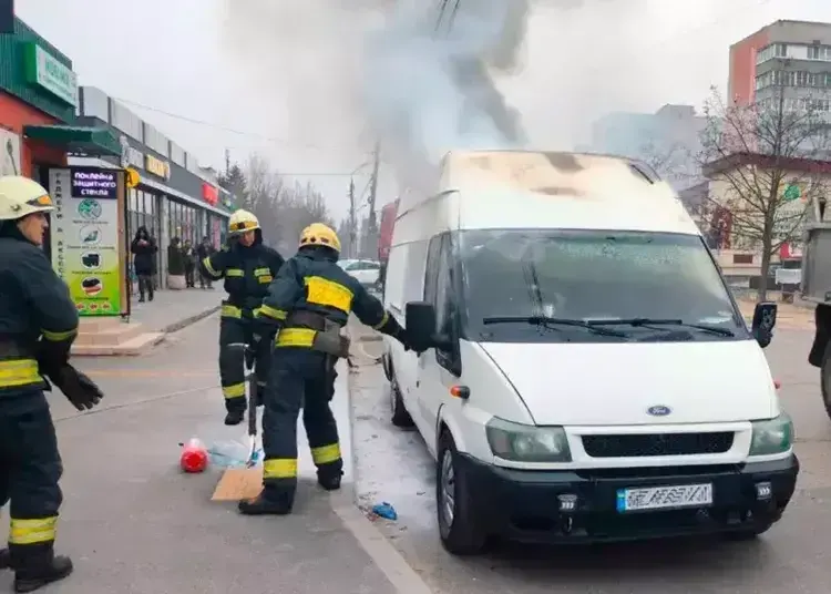 У Дніпрі загорівся мікроавтобус