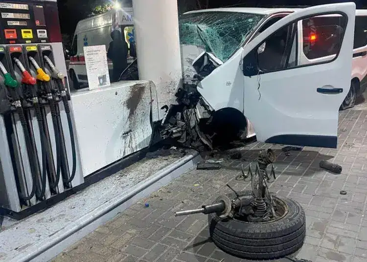 У Кам'янському автомобіль врізався в опору на автозаправці
