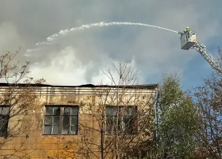 У центрі Дніпра сталася масштабна пожежа, яку гасив 21 рятувальник