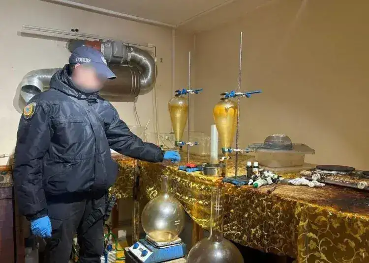 В Україні зупинили масштабний збут наркотиків, який організували дід з онуком