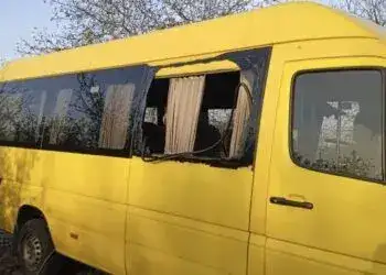 На Дніпропетровщині ворожий дрон поцілив у маршрутку з людьми