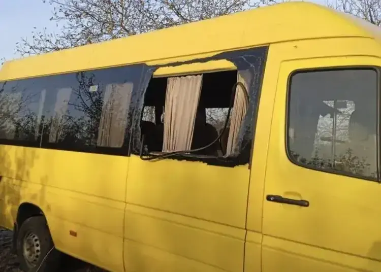На Дніпропетровщині ворожий дрон поцілив у маршрутку з людьми