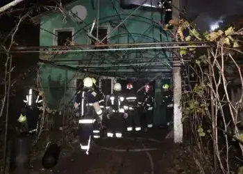 У Дніпрі 30 рятувальників гасили пожежу в житловому будинку