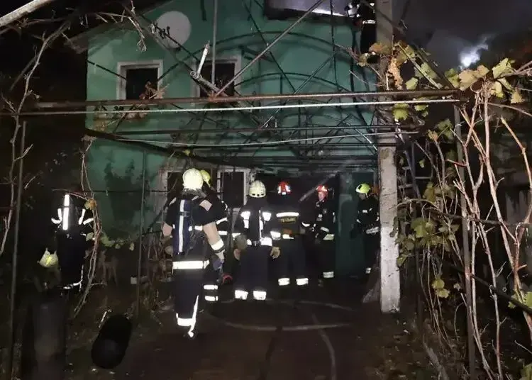 У Дніпрі 30 рятувальників гасили пожежу в житловому будинку