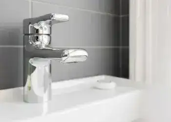 Де у Дніпрі сьогодні немає води і тепла?