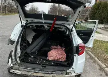 У Нікополі ворожий дрон влучив в автівку з цивільним