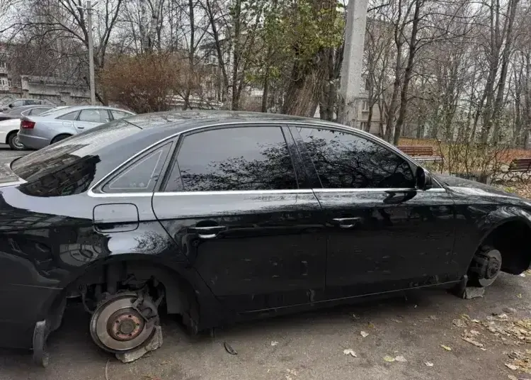 У Дніпрі припаркований автомобіль залишили без колес