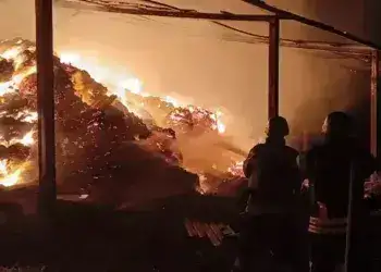 На Дніпропетровщині сталася масштабна пожежа внаслідок обстрілу