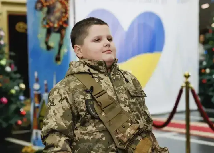На Дніпропетровщині нагородили 9-річного хлопчика, який з прапором проводжав військових на фронт