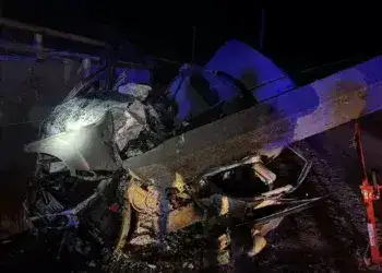 У Чечелівському районі Дніпра автомобіль врізався в електроопору, а водія довелося деблокувати