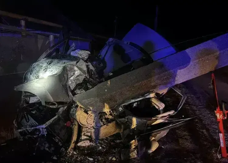 У Чечелівському районі Дніпра автомобіль врізався в електроопору, а водія довелося деблокувати