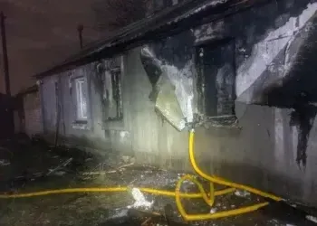 Під час конфлікту в Дніпрі чоловік кинув гранату в будинок сусідів і спалив хату