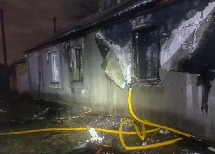 Під час конфлікту в Дніпрі чоловік кинув гранату в будинок сусідів і спалив хату
