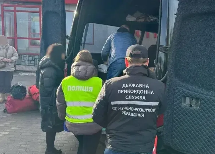Зупинили автобус з жінками з Дніпропетровщини, яких збирались вивезти за кордон для проституції