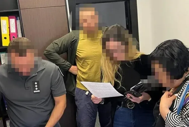 На Дніпропетровщині командир військової частини за державні кошти купував підлеглим неякісний одяг