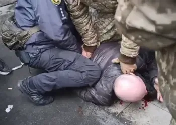 Конфлікт з ТЦК у Дніпрі: під час бійки цивільний вдарив ножем поліцейського