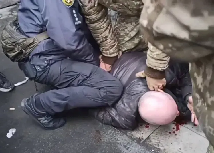 Конфлікт з ТЦК у Дніпрі: під час бійки цивільний вдарив ножем поліцейського