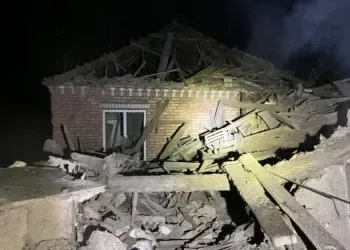У Нікополі вдарили по житловому будинку: з-під завалів дістали тіло жінки