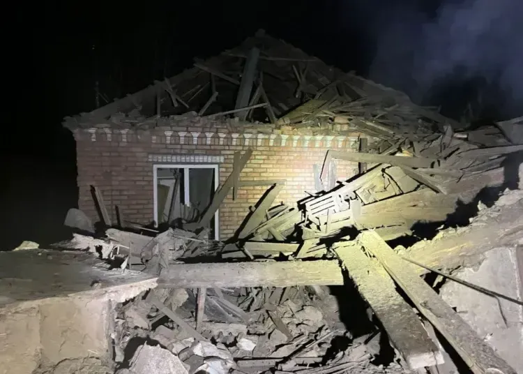 У Нікополі вдарили по житловому будинку: з-під завалів дістали тіло жінки