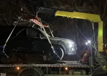 У Дніпрі невідомий ходив зі зброєю по вулицях та погрожував перехожим