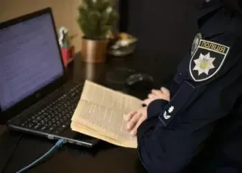 У Дніпрі парубок посварився з подружжям, побив та обікрав їх