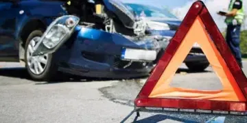 На трасі Дніпро - Запоріжжя пʼяні врізалися в іншу автівку, кинули товариша розбиратися і втекли