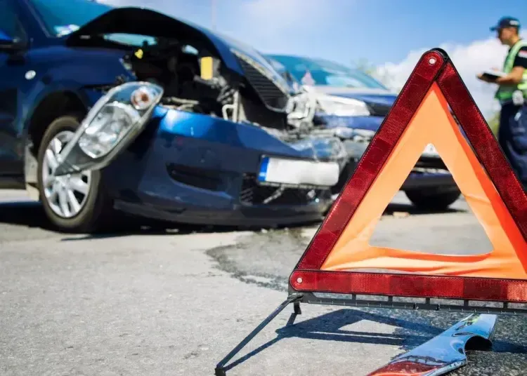 На трасі Дніпро - Запоріжжя пʼяні врізалися в іншу автівку, кинули товариша розбиратися і втекли