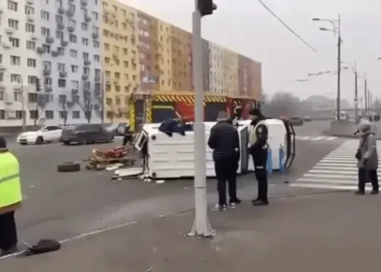 В ДТП у Дніпрі потрапила «швидка», яка везла важкопораненого бійця