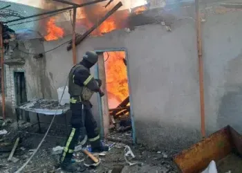 У Нікополі спалахнула пожежа після ворожого обстрілу
