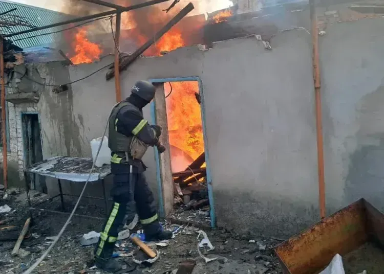 У Нікополі спалахнула пожежа після ворожого обстрілу