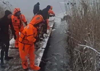 На Дніпропетровщині троє рибалок провалилися під кригу - один загинув