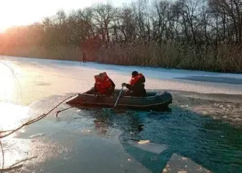На Дніпропетровщині підліток врятував чоловіка, але його товариш зник під кригою