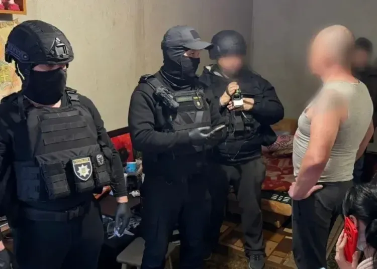 До виправної колонії на Дніпропетровщині постачали наркотики, заховані у продуктах